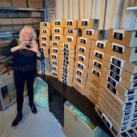 Esther bij stapels dozen tijdens Black Friday 2024, honderden bestellingen van Phoenix Hair Products.