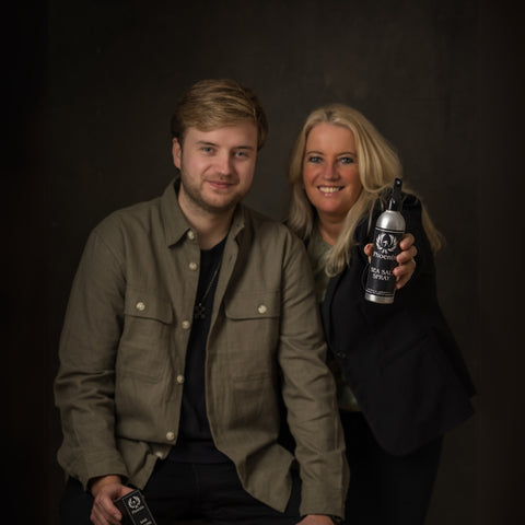 Alt: Professioneel portret van Esther en Robin, oprichters van Phoenix Hair Products (2025).