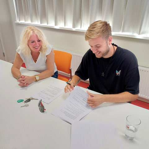 Esther en Robin tekenen het contract voor het eerste kantoor en opslag van Phoenix Hair Products in Anna Paulowna (2023)