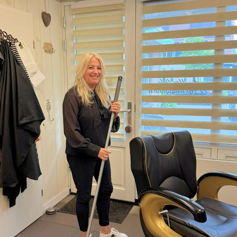 Esther aan het werk in haar kapsalon, waar Phoenix Hair Products dagelijks wordt getest op klanten.