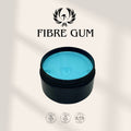 Close-up van de elastische textuur van Phoenix Hair Products Fibre Gum. De flexibele stylinggum zorgt voor langdurige hold, natuurlijke glans en eenvoudig restylen.