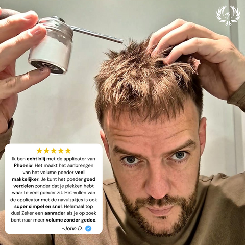 Phoenix Hair Products Hair Styling Powder Applicator in gebruik voor het nauwkeurig aanbrengen van styling powder bij de haaraanzet voor meer volume.