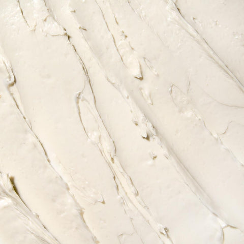 Close-up van de romige textuur van Phoenix Hair Products Shaping Clay. De matte haarklei is soepel uit te smeren en zorgt voor sterke hold, meer textuur en een natuurlijke matte finish.